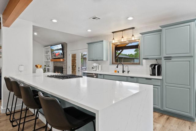 2802 Robin RD, Manchaca, TX 78652