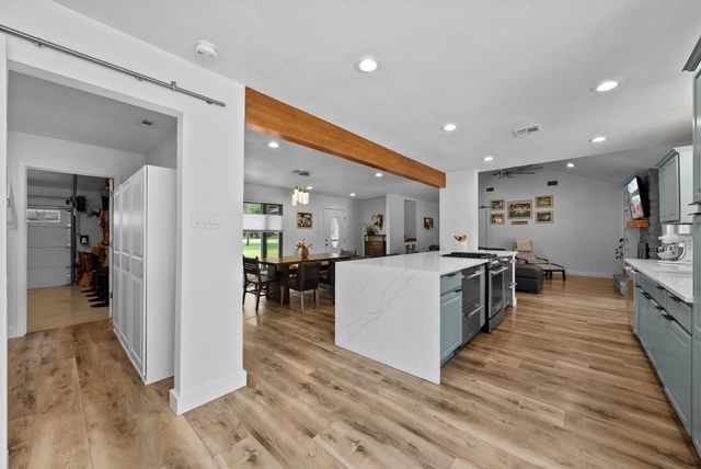 2802 Robin RD, Manchaca, TX 78652