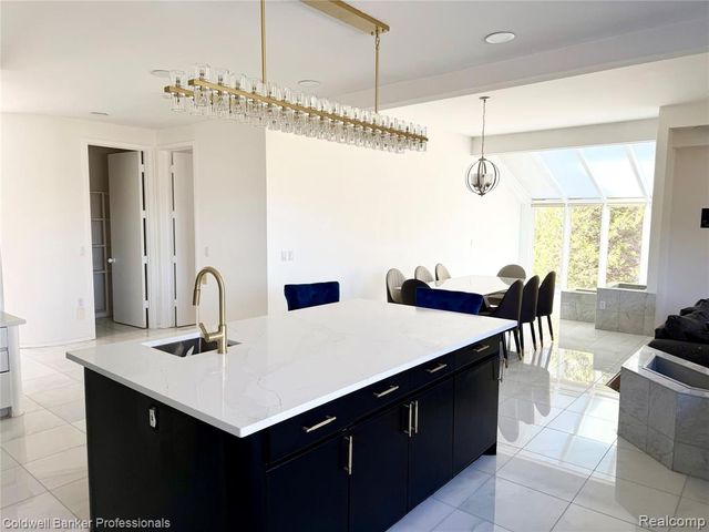 4692 W Wickford, Bloomfield Hills, MI 48302