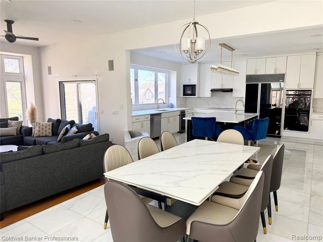 4692 W Wickford, Bloomfield Hills, MI 48302