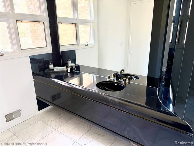 4692 W Wickford, Bloomfield Hills, MI 48302