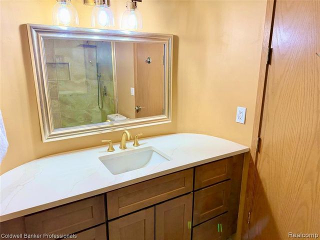 4692 W Wickford, Bloomfield Hills, MI 48302