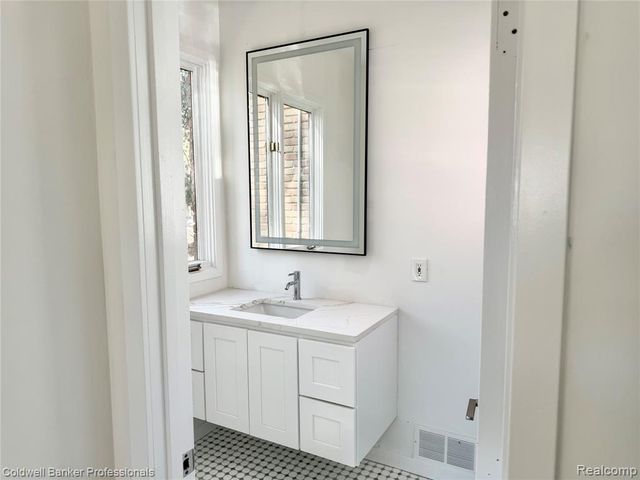 4692 W Wickford, Bloomfield Hills, MI 48302