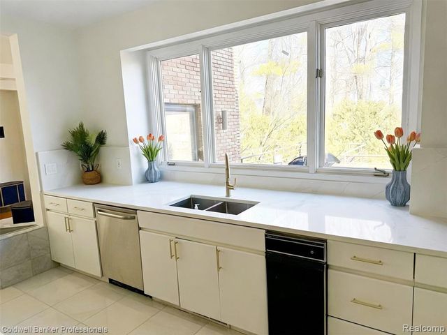 4692 W Wickford, Bloomfield Hills, MI 48302