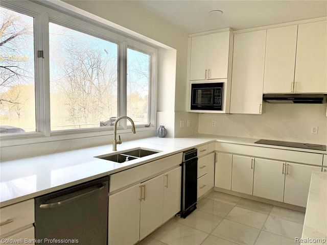 4692 W Wickford, Bloomfield Hills, MI 48302