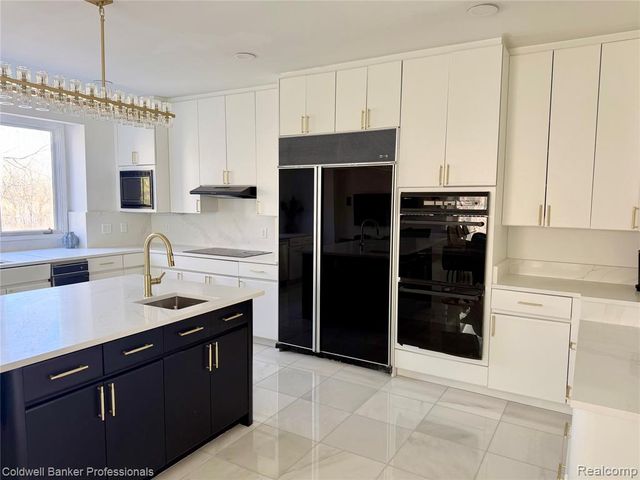 4692 W Wickford, Bloomfield Hills, MI 48302