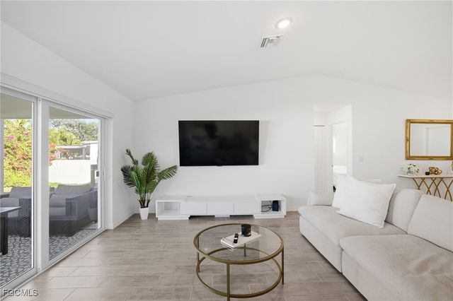 1910 NW 27th PL, Cape Coral, FL 33993