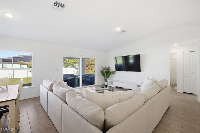 1910 NW 27th PL, Cape Coral, FL 33993