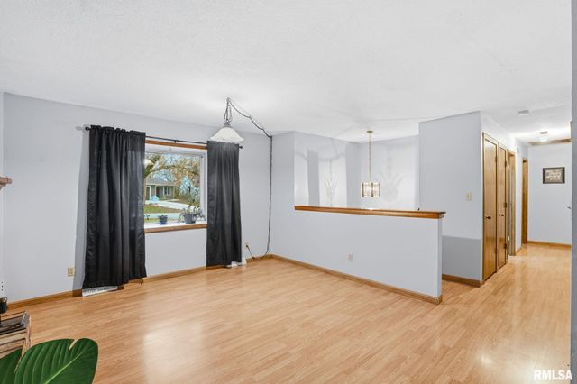 338 BENTON Street, Le Claire, IA 52753