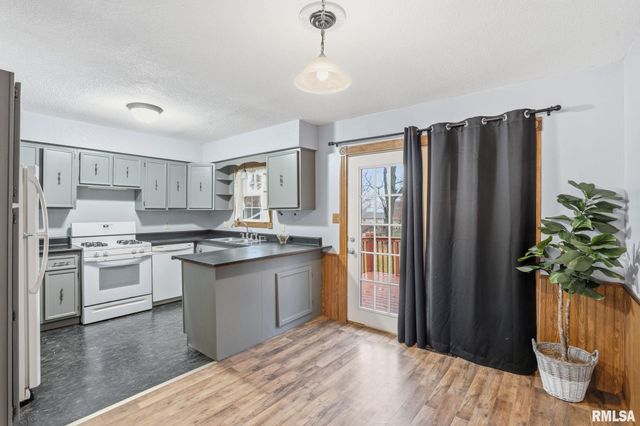 338 BENTON Street, Le Claire, IA 52753