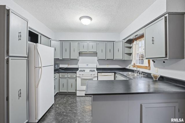 338 BENTON Street, Le Claire, IA 52753