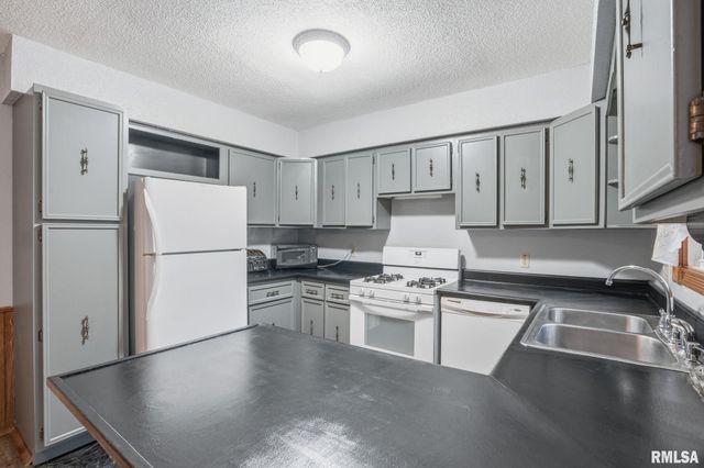 338 BENTON Street, Le Claire, IA 52753