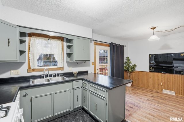 338 BENTON Street, Le Claire, IA 52753