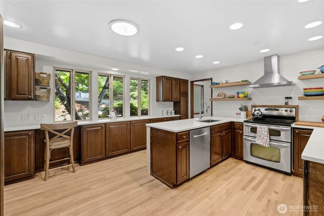 1550 Weathervane Drive, Fircrest, WA 98466