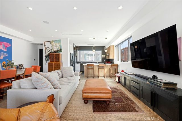 922 N Ridgewood Pl, Los Angeles, CA 90038