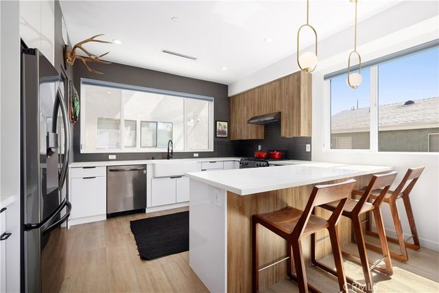 922 N Ridgewood Pl, Los Angeles, CA 90038