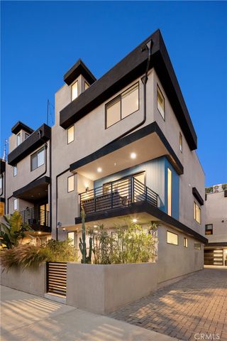 922 N Ridgewood Pl, Los Angeles, CA 90038