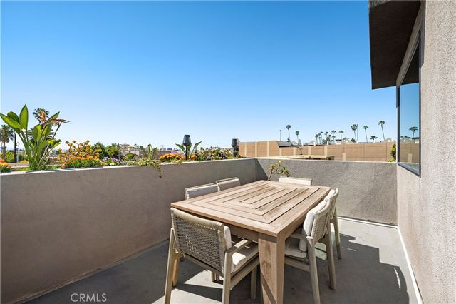 922 N Ridgewood Pl, Los Angeles, CA 90038