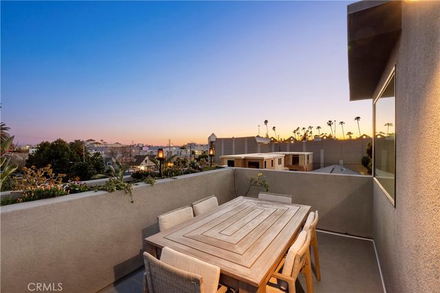 922 N Ridgewood Pl, Los Angeles, CA 90038