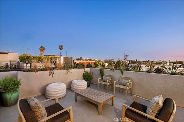 922 N Ridgewood Pl, Los Angeles, CA 90038