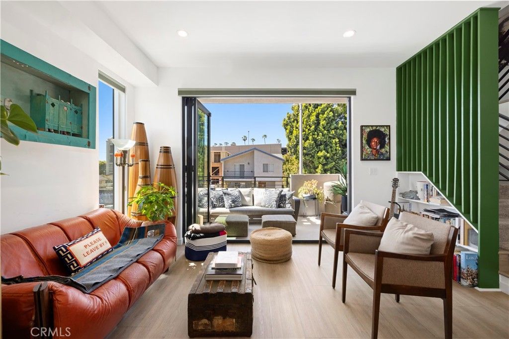 922 N Ridgewood Pl, Los Angeles, CA 90038