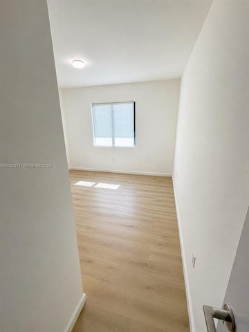 552 NW 7th St 6, Florida City, FL 33034