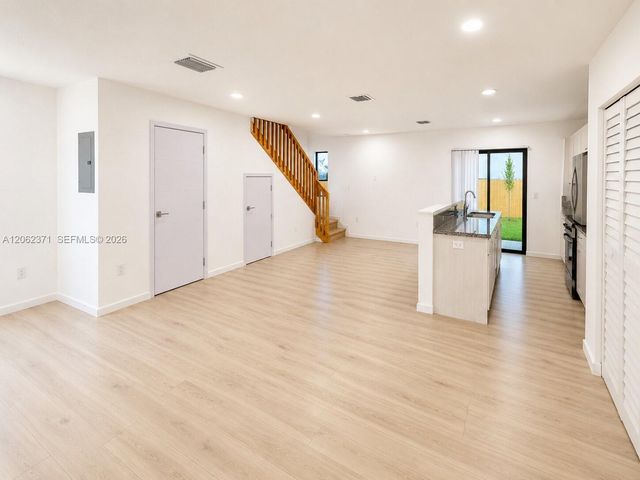552 NW 7th St 6, Florida City, FL 33034