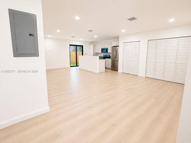 552 NW 7th St 6, Florida City, FL 33034