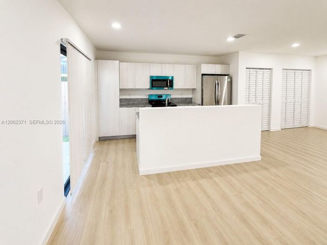 552 NW 7th St 6, Florida City, FL 33034
