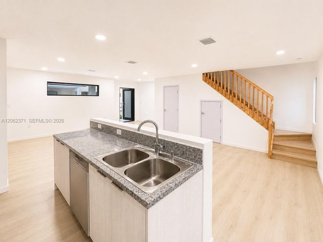 552 NW 7th St 6, Florida City, FL 33034