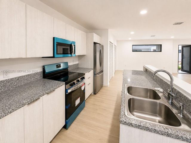 552 NW 7th St 6, Florida City, FL 33034