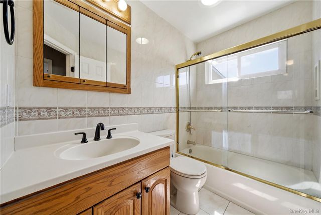 32 46th Street, Islip, NY 11751