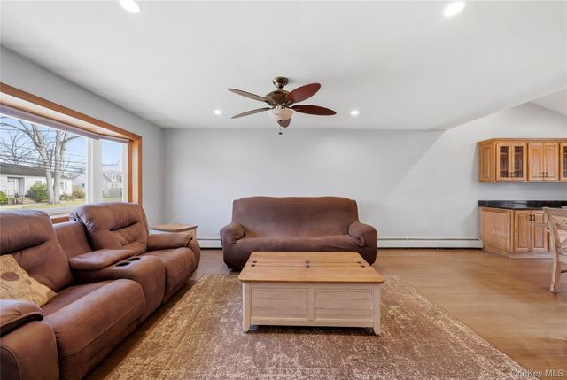 32 46th Street, Islip, NY 11751