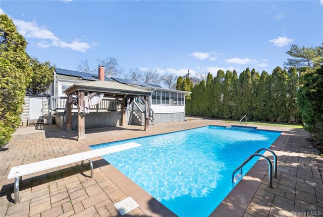 32 46th Street, Islip, NY 11751