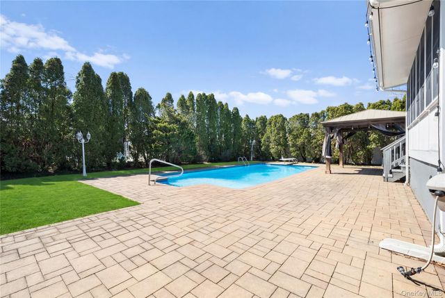 32 46th Street, Islip, NY 11751