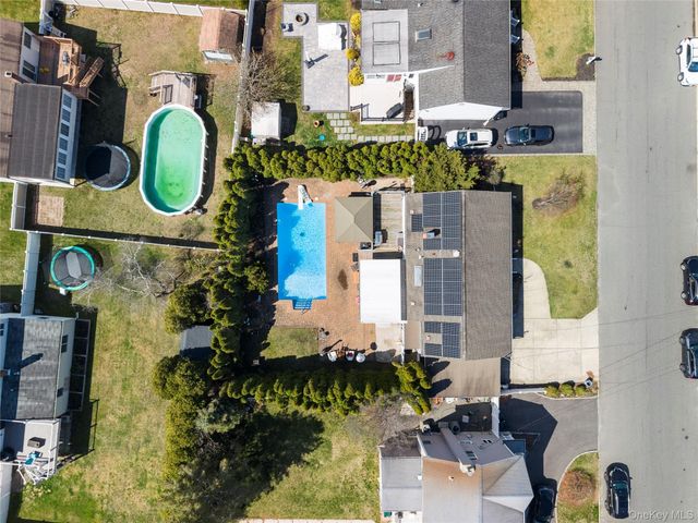 32 46th Street, Islip, NY 11751