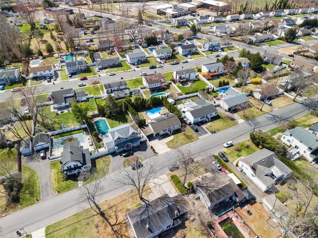 32 46th Street, Islip, NY 11751