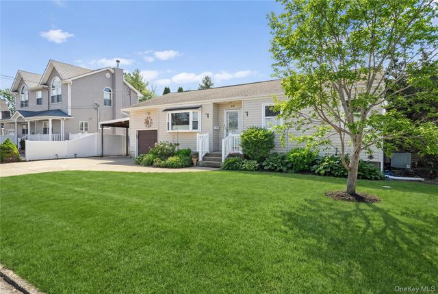 32 46th Street, Islip, NY 11751