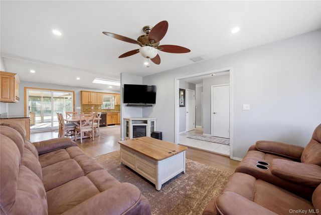 32 46th Street, Islip, NY 11751