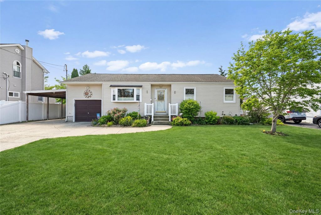 32 46th Street, Islip, NY 11751