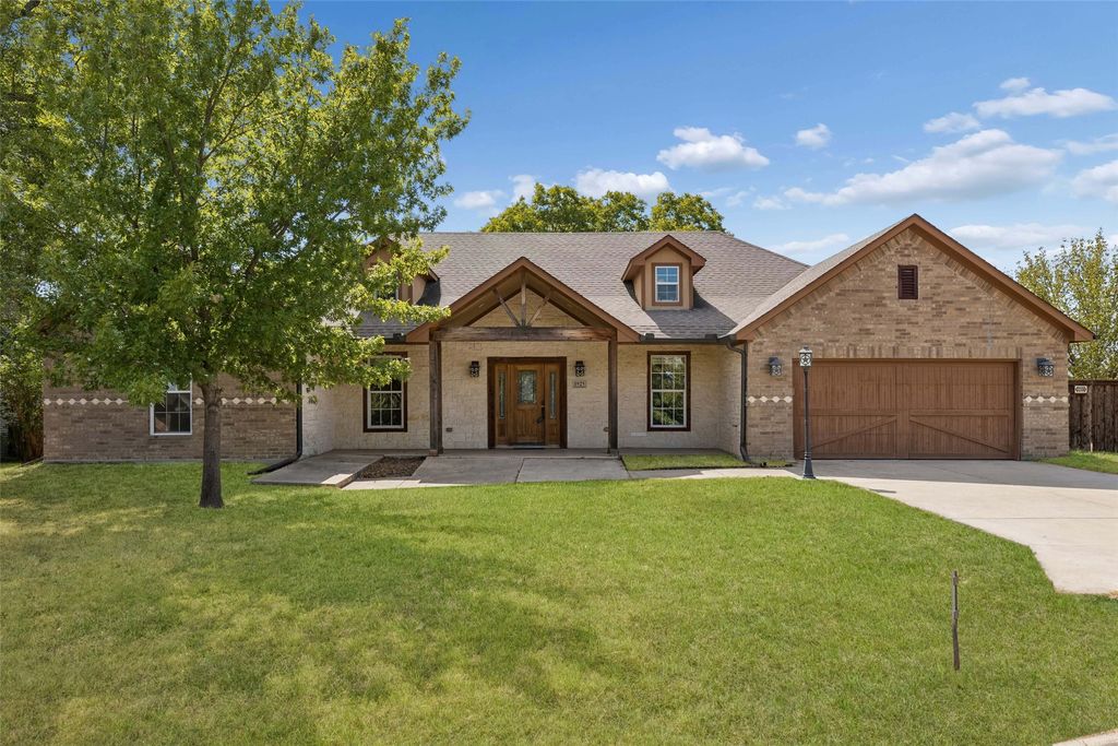 1925 Wildwood Drive, Grand Prairie, TX 75050 — exterior