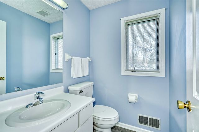 27 Edenfield Road, Penfield, NY 14526