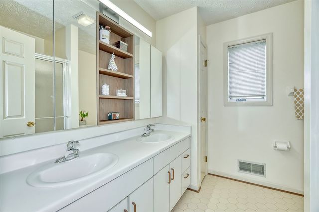 27 Edenfield Road, Penfield, NY 14526