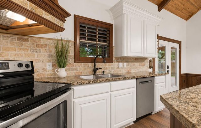 312 Springwood Drive, Conroe, TX 77385