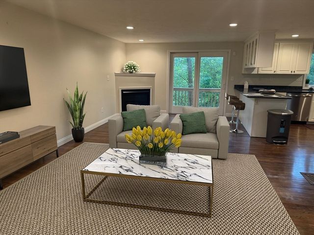 233 Saint Mary St 10, Needham, MA 02494
