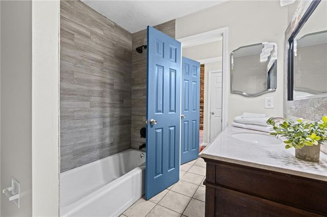 11230 College Avenue, Kansas City, MO 64137
