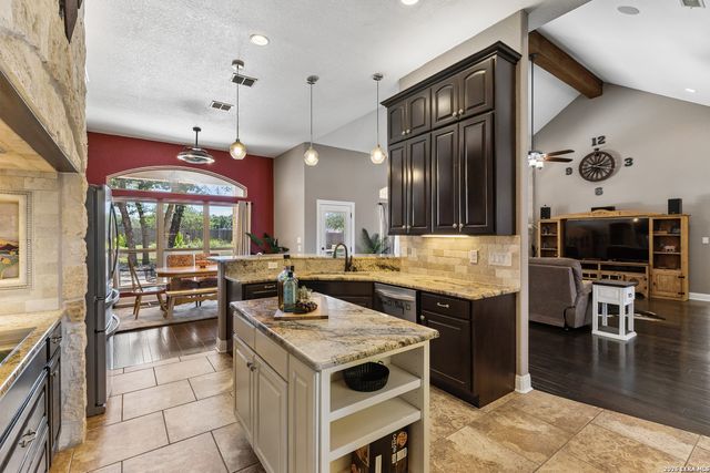 148 Woodlands, La Vernia, TX 78121