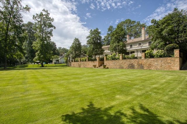 3741 Dumbarton NW Road, Atlanta, GA 30327