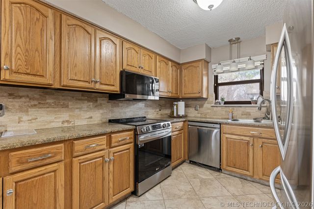 8209 S College Place, Tulsa, OK 74137