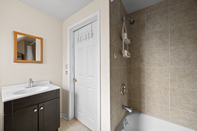 4865 W CORNELIA Avenue, Chicago, IL 60641